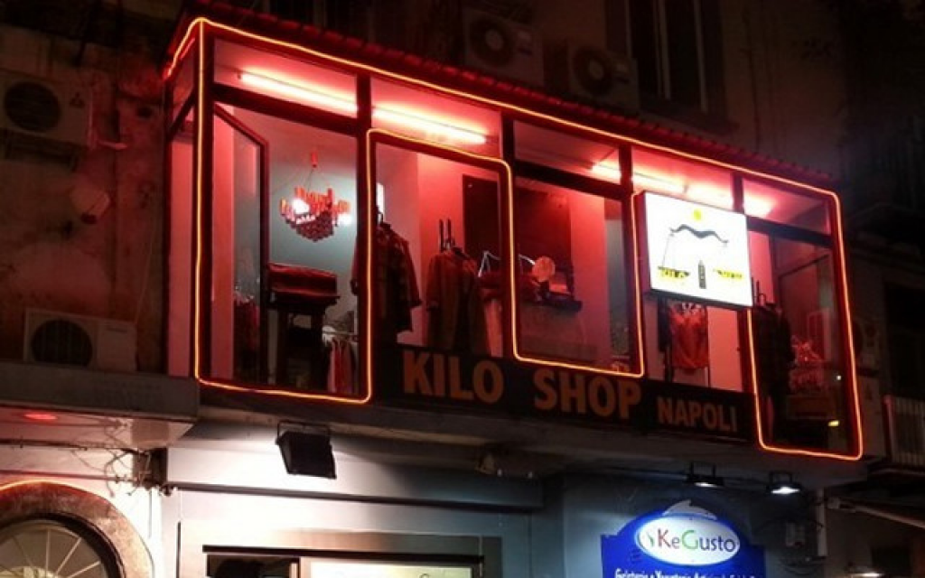 Kilo Shop, a Napoli i vestiti si acquistano al kg
