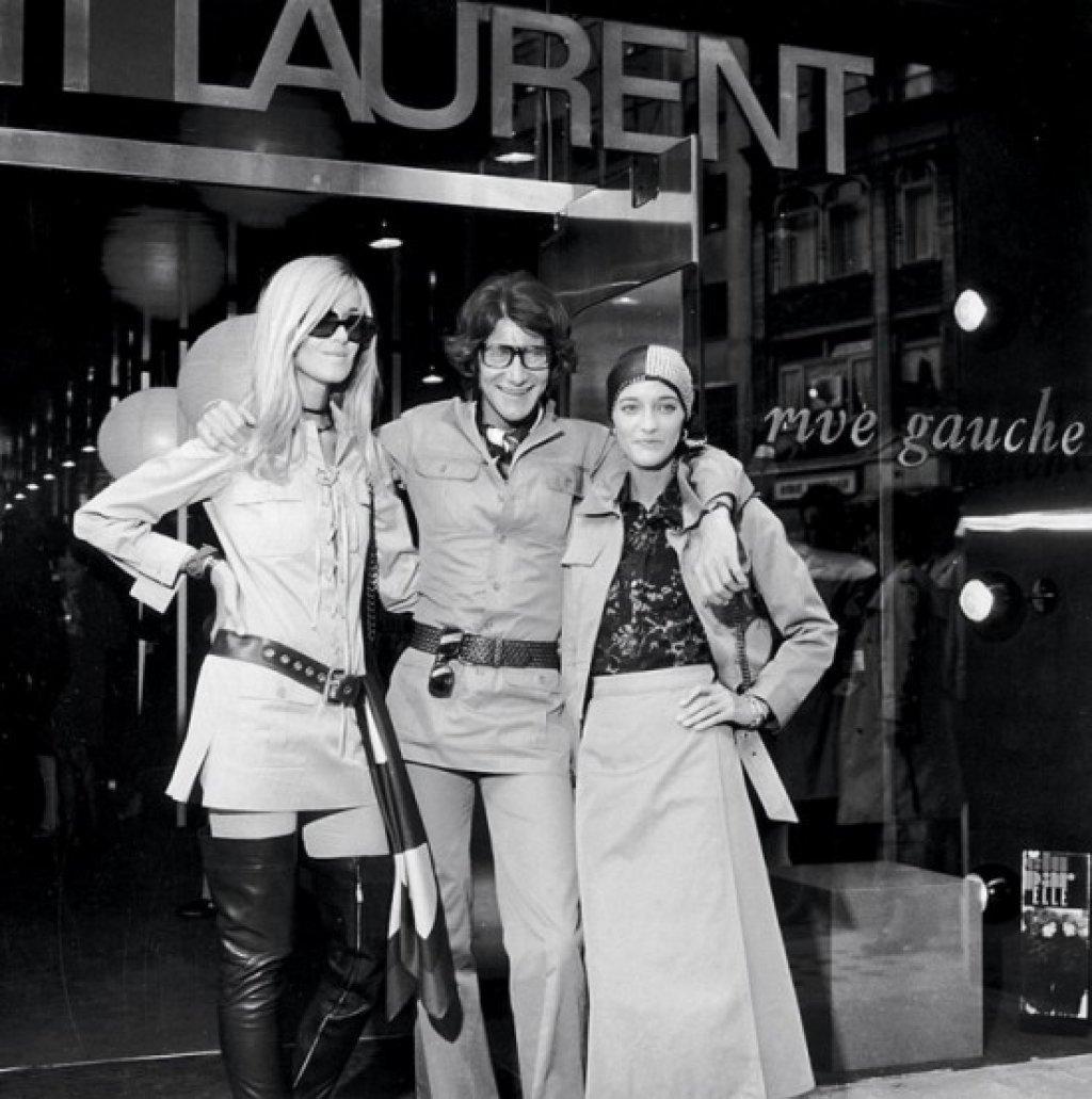 Yves Saint Laurent con due modelle davanti al suo negozio a Rive Gauche (1969)